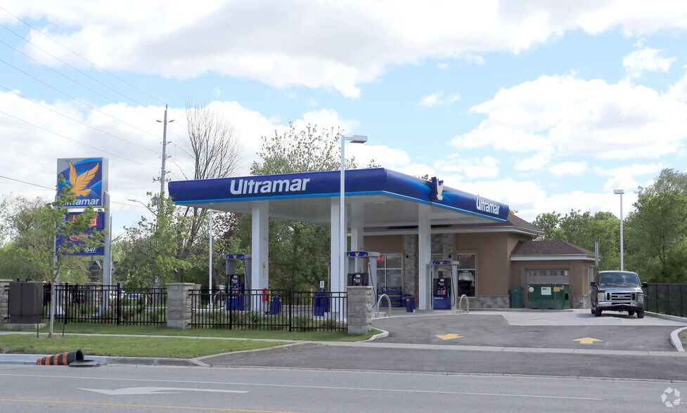 Primary Photo Of 951 Dundas St W, Whitby Service Station For Sale