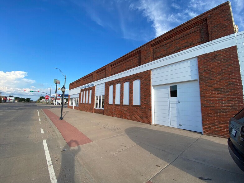 More Photos Of 100 Central, Knox City Auto Dealership For Lease