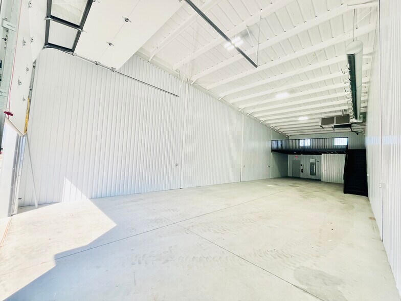 More Photos Of 12432 Road Runner Ln, Oklahoma City Warehouse For Lease