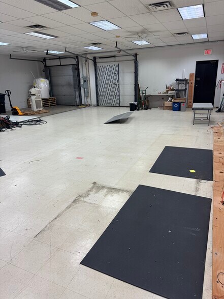 More Photos Of 111-121 Roberts St, East Hartford Business Park For Lease