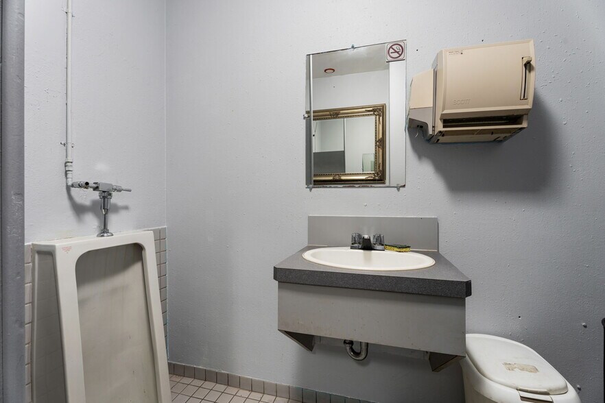 More Photos Of 33017 1st Av, Mission Flex For Lease