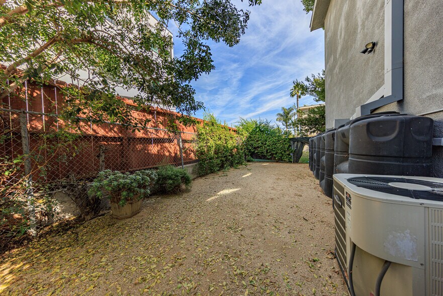 More Photos Of 5743 Case Ave, North Hollywood Apartments For Sale