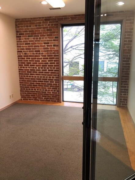 More Photos Of 2107 Livingston St, Oakland Warehouse For Lease