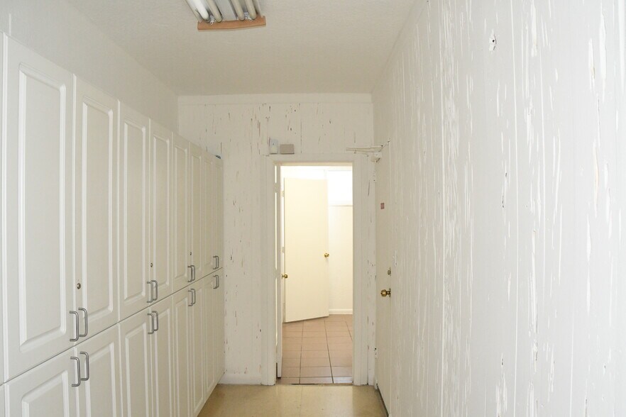 More Photos Of 1920 SW 22nd St, Miami Medical For Lease