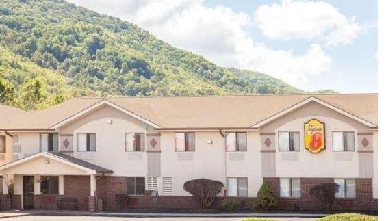 Primary Photo Of 425 Wharton Ln NE, Norton Hotel For Sale