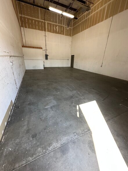 More Photos Of 107 Business Park Way, Atwater Warehouse For Lease