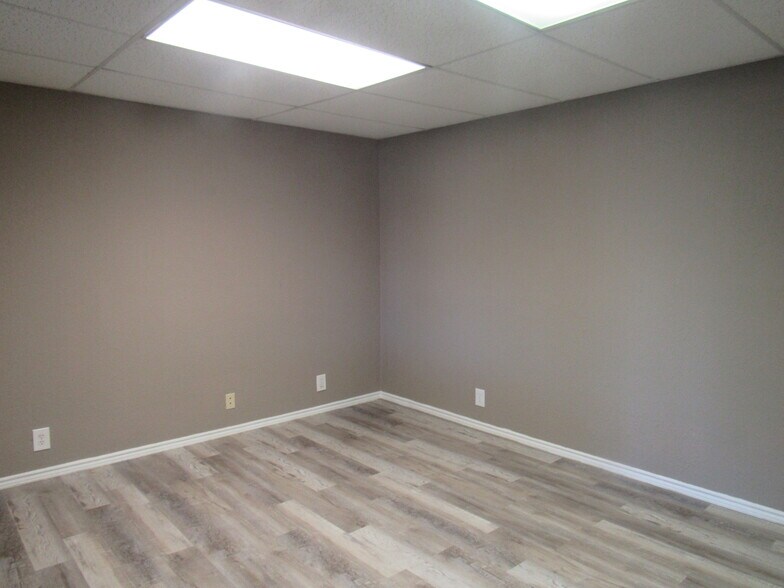More Photos Of 1802 N Center St, Bonham Office For Sale