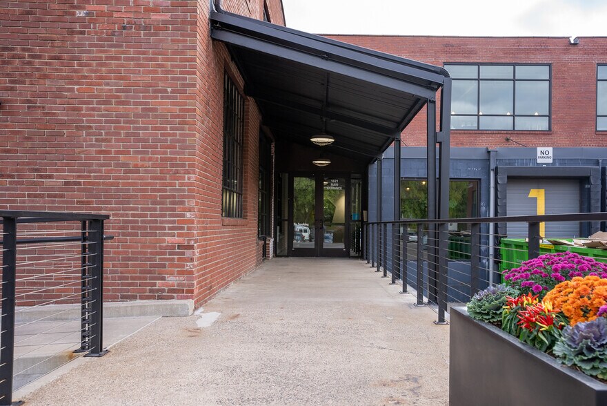 More Photos Of 1621-1701 E Hennepin Ave, Minneapolis Loft Creative Space For Lease