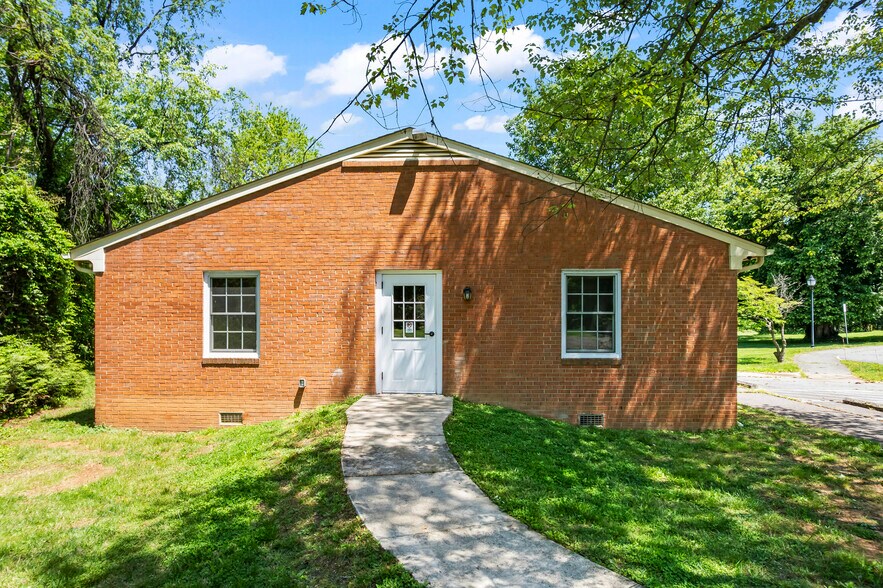 More Photos Of 601 Catoctin Cir NE, Leesburg Specialty For Lease