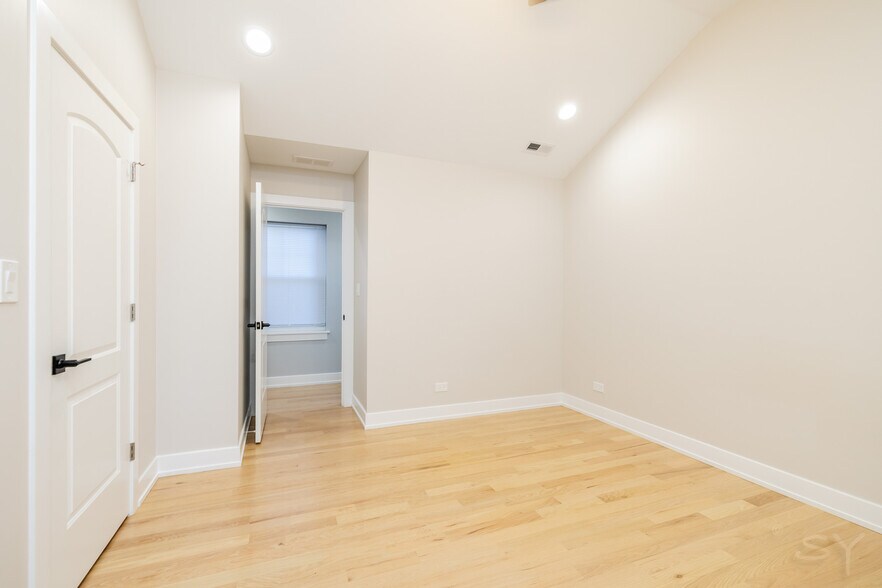 More Photos Of 6126 Eberhart ave, Chicago Apartments For Sale