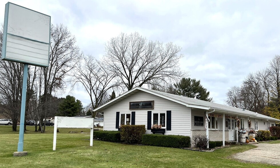 Primary Photo Of 512 N Main St, Shawano Medical For Lease