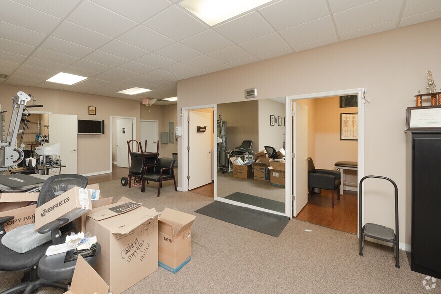 More Photos Of 700-710 Hospital Dr, Crestview Medical For Lease