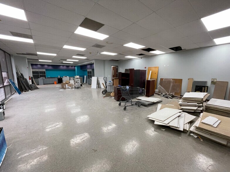 More Photos Of 600 E Taylor St, Sherman Office For Lease