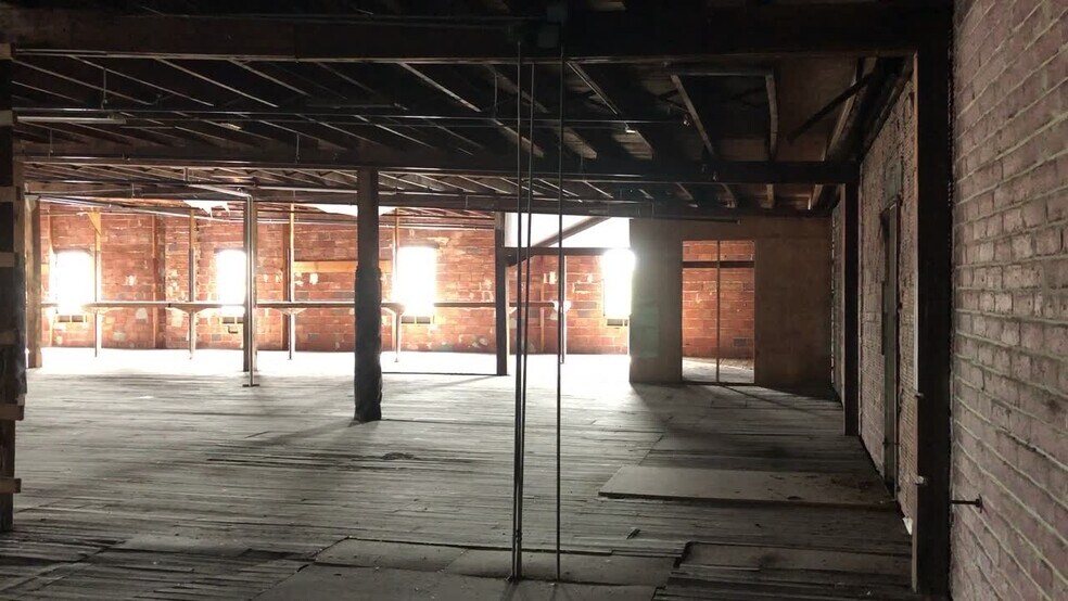 More Photos Of 801 8th Ave W, Palmetto Showroom For Sale