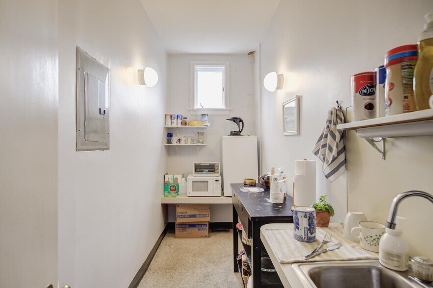 More Photos Of 39 E Chestnut Hill Ave, Philadelphia Medical For Sale