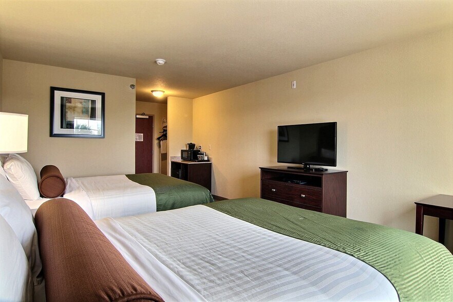 More Photos Of 2304 Sahlstrom Dr, Crookston Hotel For Sale