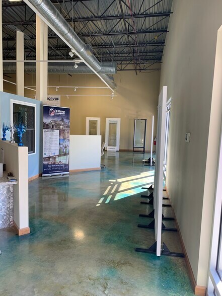 More Photos Of 7509 Pennsylvania Ave, Sarasota Showroom For Lease