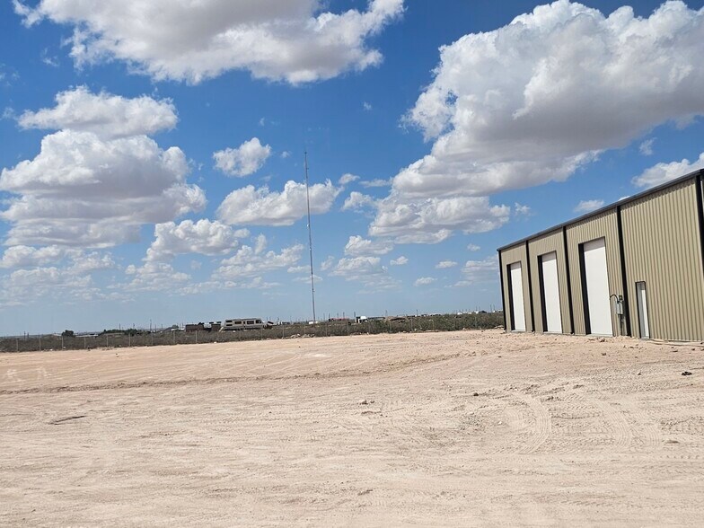 More Photos Of 14010 W Silver Fox Trl, Odessa Warehouse For Lease