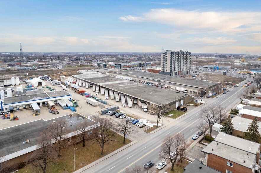 More Photos Of 5675 Boul des Grandes-Prairies, Montréal Warehouse For Lease
