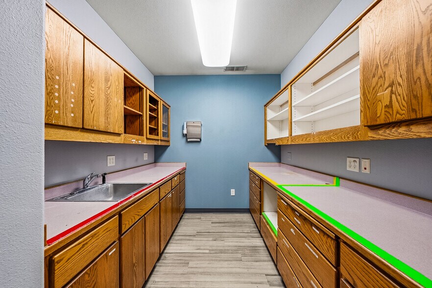 More Photos Of 925 Town Centre Dr, Medford Medical For Lease