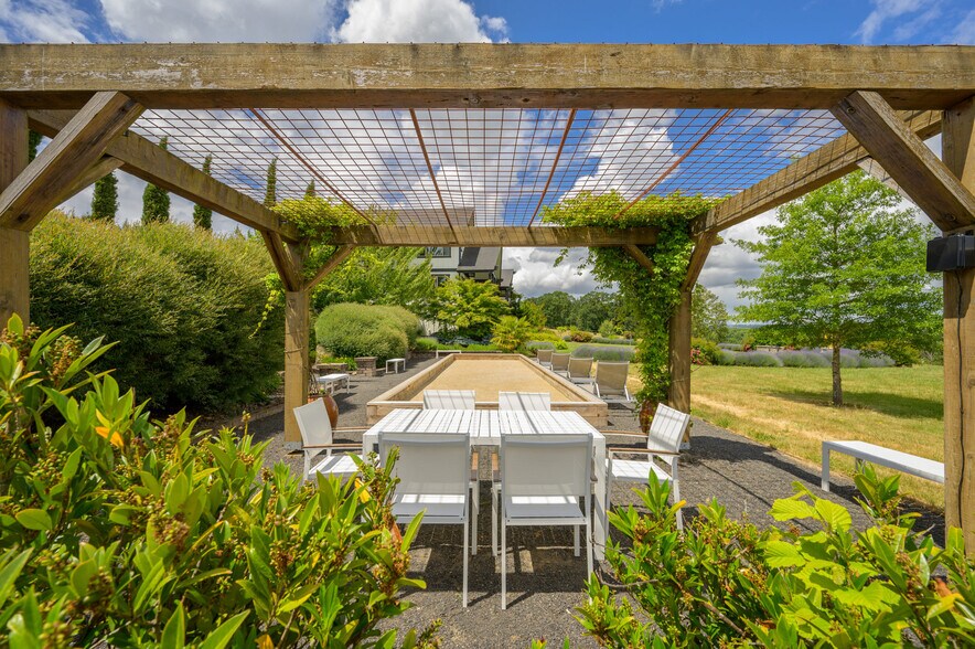 More Photos Of 20300 NE Highway 240, Newberg Hotel For Sale