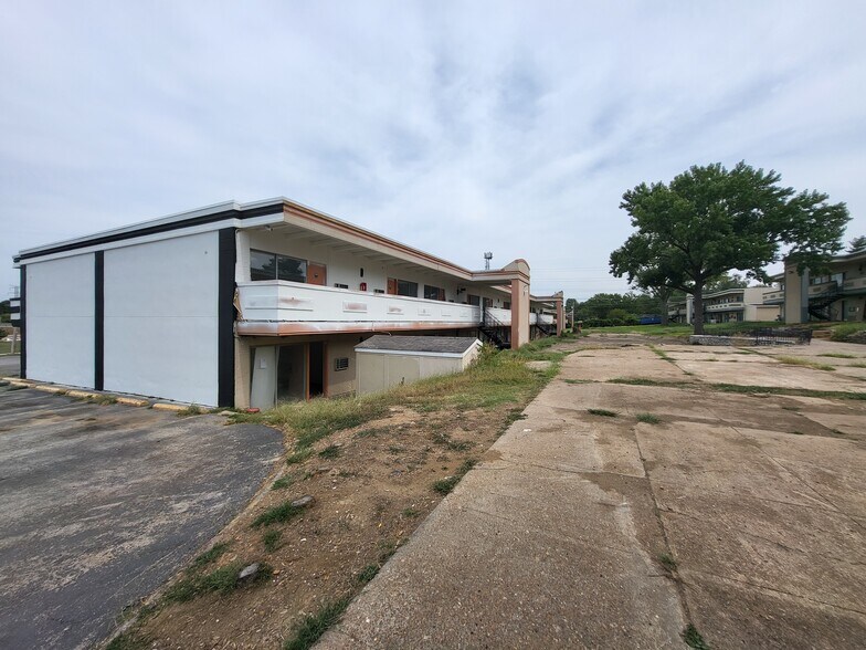 More Photos Of 7350 N Hanley Rd, Hazelwood Hotel For Sale
