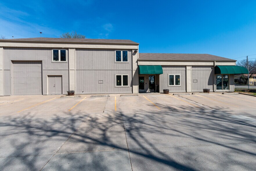 More Photos Of 2500 W 31st St, Lawrence Office For Sale