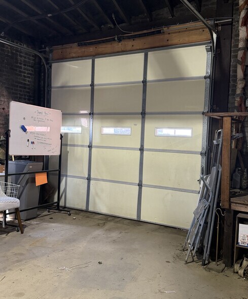 More Photos Of 105 S Water St, Sapulpa Showroom For Lease