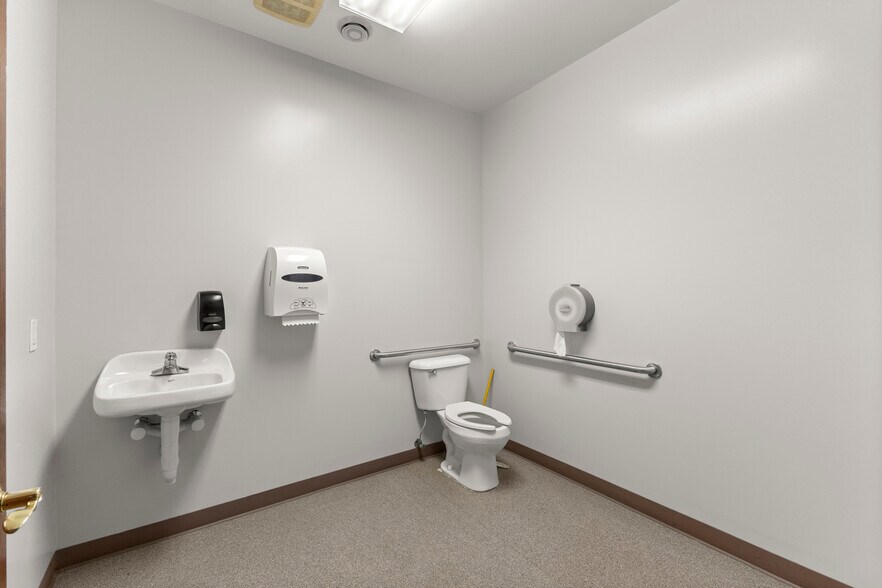 More Photos Of 435 Sumpter rd, Belleville Hospital For Sale