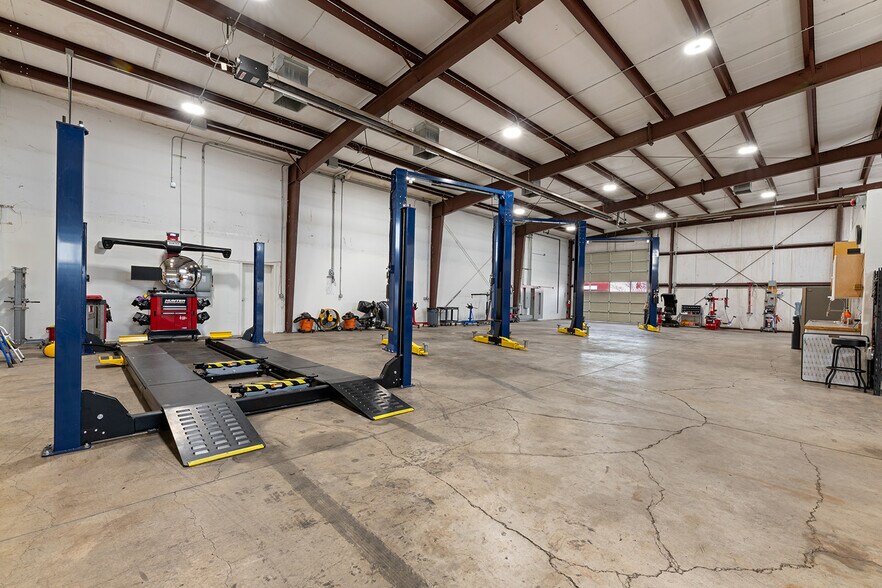 More Photos Of 6062-6068 Crater Lake Ave, Central Point Warehouse For Sale