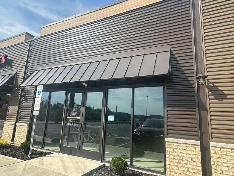 More Photos Of 4075-4089 Adair Ave, Valencia Storefront Retail Office For Lease