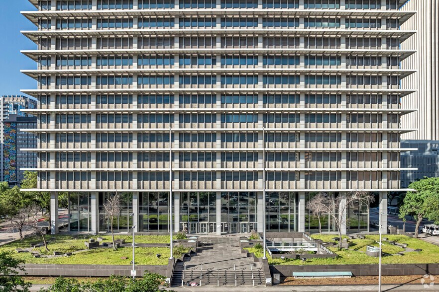 More Photos Of 800 Bell St, Houston Office For Sale