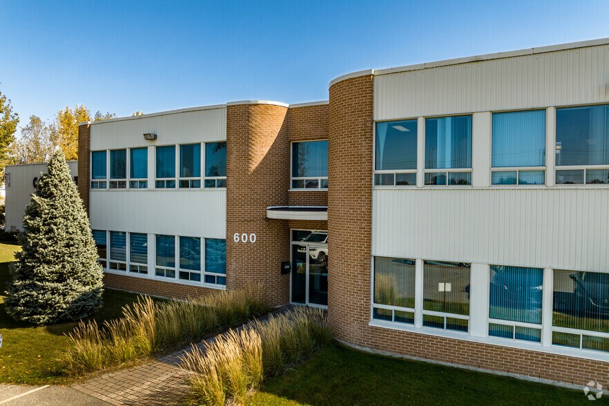 More Photos Of 600 Rue Sicard, Mascouche Service For Sale