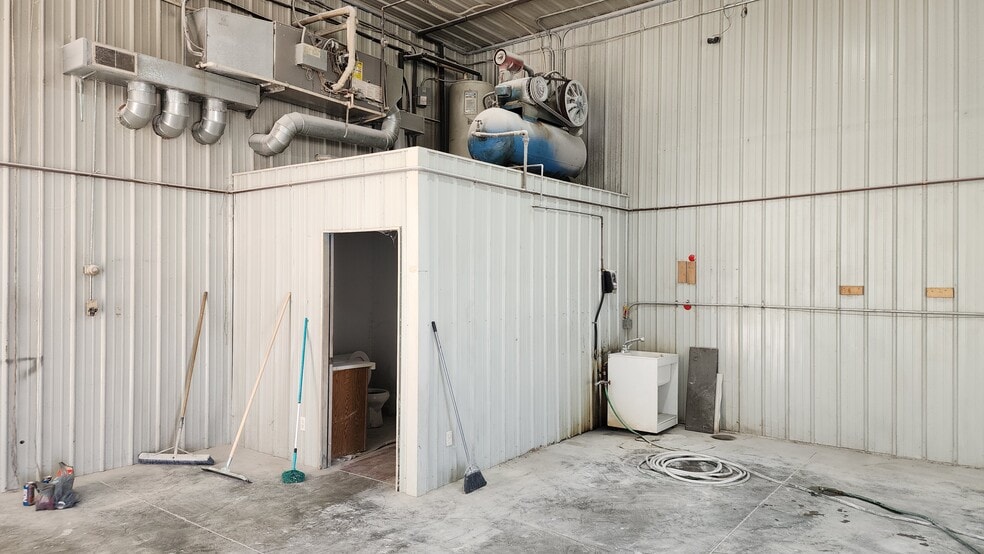 More Photos Of N1009 County Road L, Watertown Warehouse For Lease