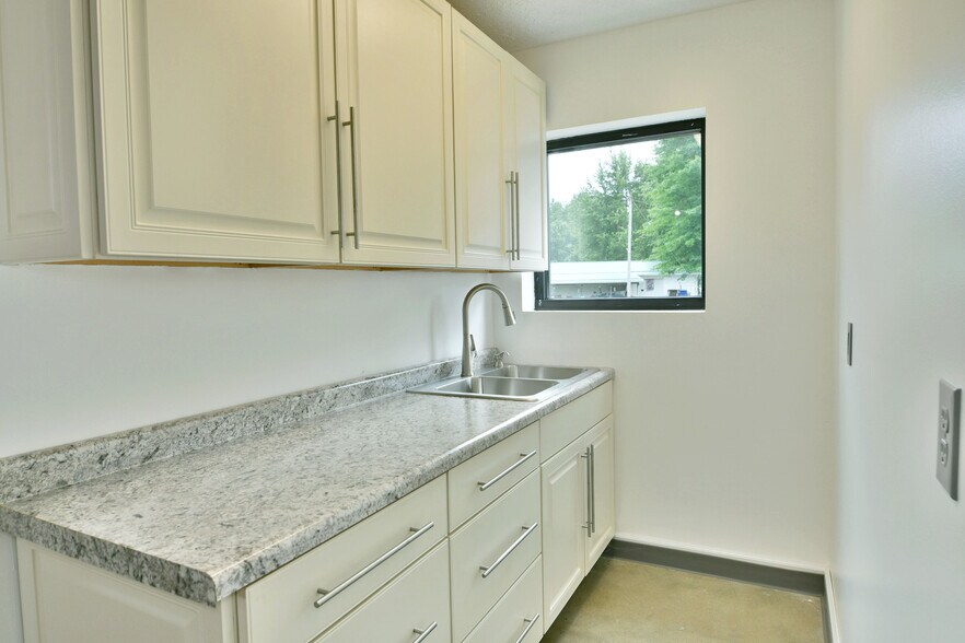 More Photos Of 3019 Parkman Rd NW, Warren Flex For Sale