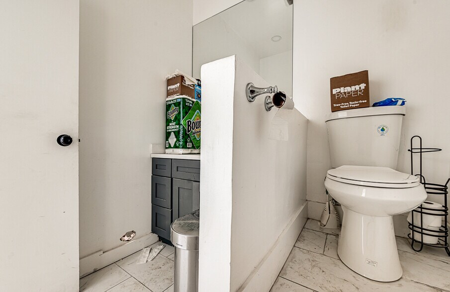 More Photos Of 4905-4913 Clinton St, Los Angeles Apartments For Lease