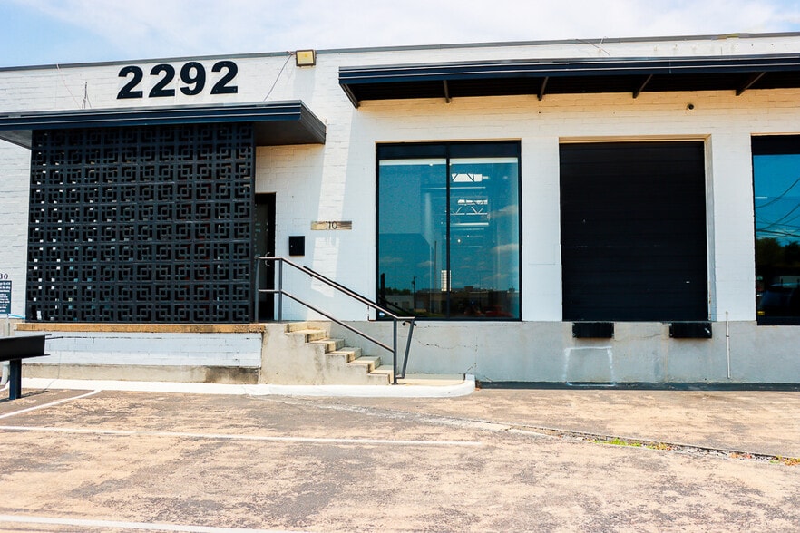 More Photos Of 2292 Vantage St, Dallas Flex For Lease
