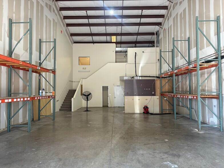 More Photos Of 3653 Regent Blvd, Jacksonville Flex For Lease
