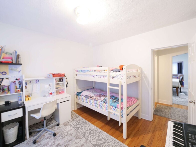 More Photos Of 5620 N Western Ave, Chicago Storefront Retail Residential For Sale