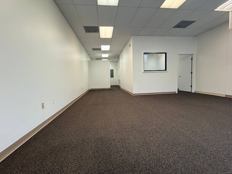 More Photos Of 19295 N 3rd St, Covington Office For Lease
