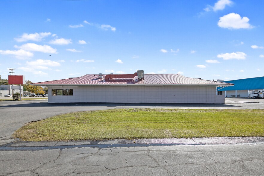 More Photos Of 1320 Clinton Rd, Fayetteville Restaurant For Lease