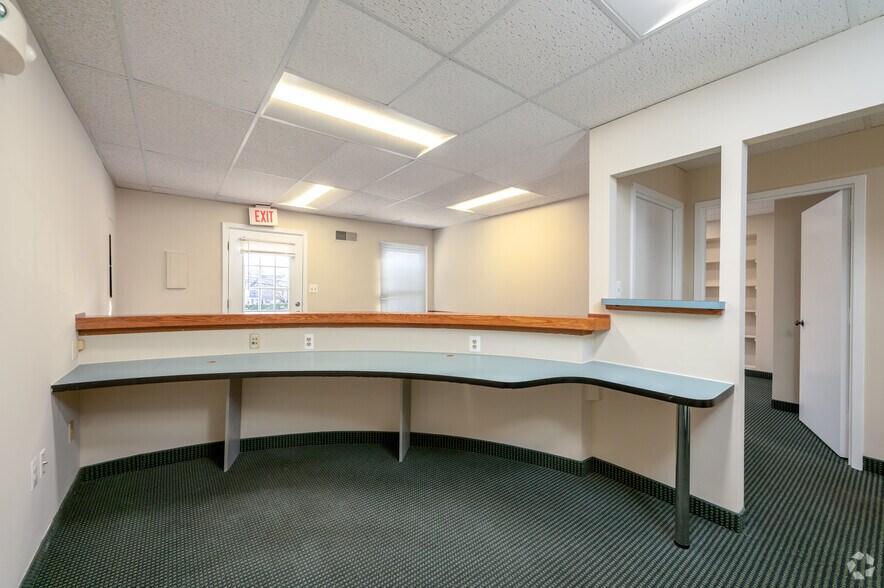 More Photos Of 5602-5654 Shields Dr, Bethesda Medical For Lease