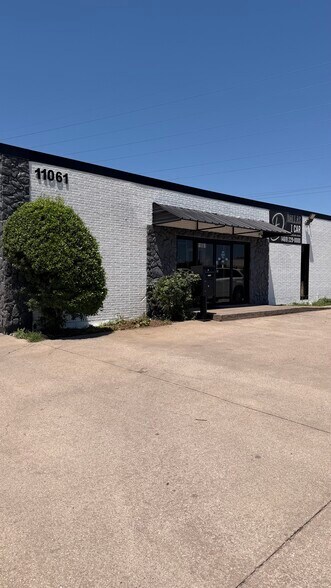 Primary Photo Of 11061 Shady Trl, Dallas Showroom For Lease