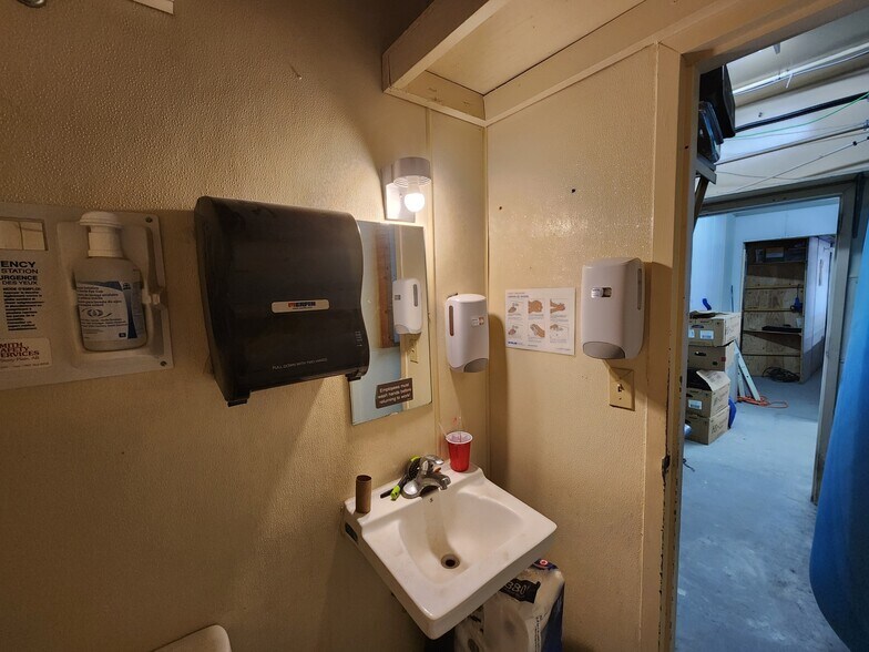 More Photos Of 208 Railway Ave E, Drumheller Convenience Store For Sale