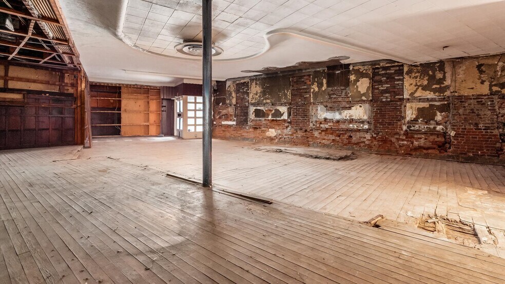 More Photos Of 22 N Park Pl, Newark Bar For Lease