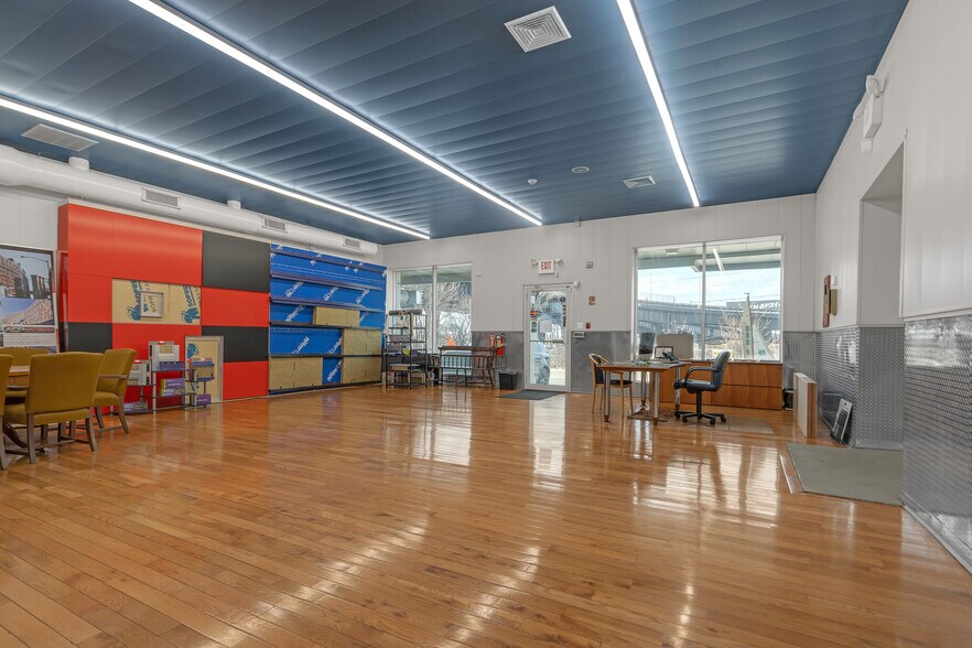 More Photos Of 3114 Tonnelle Ave, North Bergen Showroom For Lease