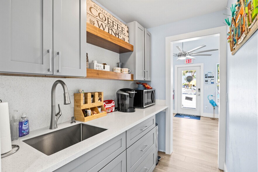 More Photos Of 4574 Pine Island Rd NW, Matlacha Office For Sale