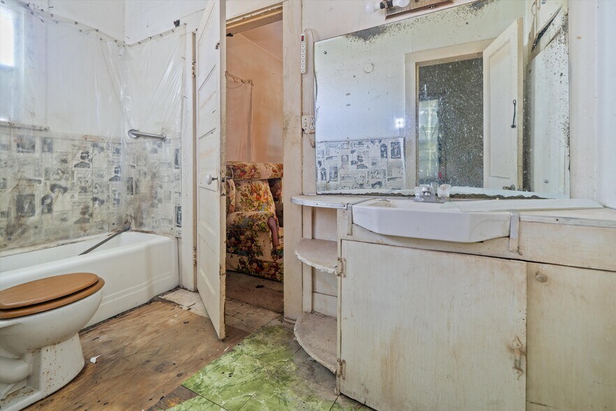 More Photos Of 1403 Crockett St, Lufkin Office Residential For Sale