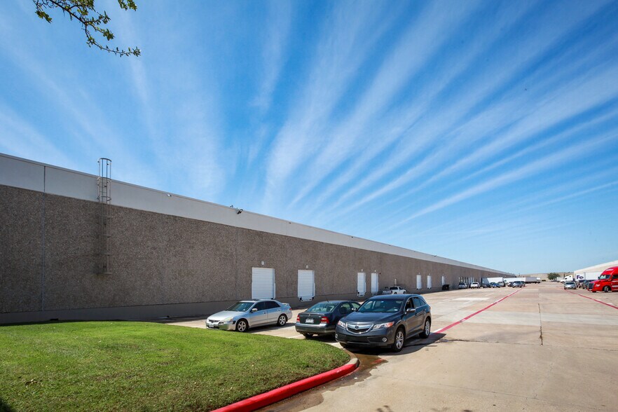 More Photos Of 2130-2160 French Settlement Rd, Dallas Distribution For Lease