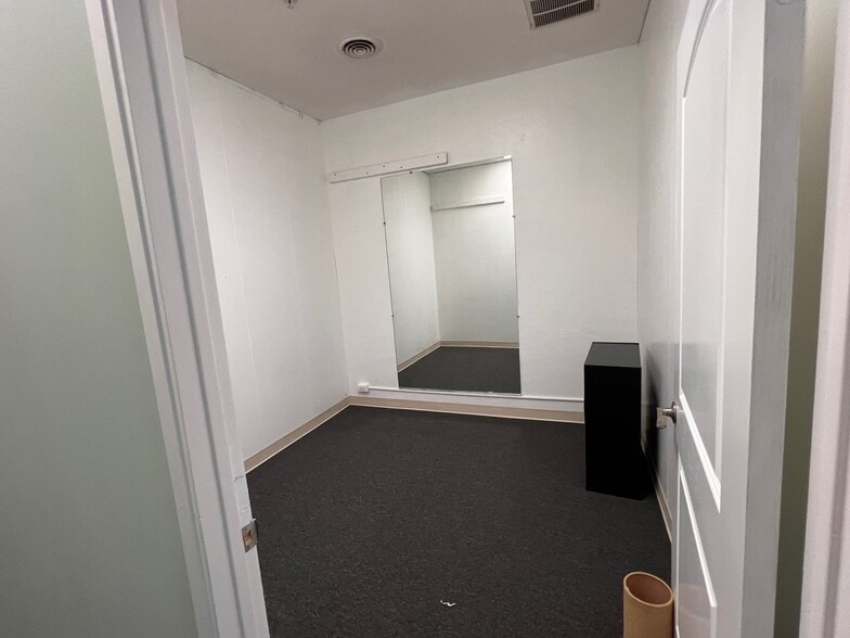 More Photos Of 517 S B St, San Mateo Convenience Store For Sale